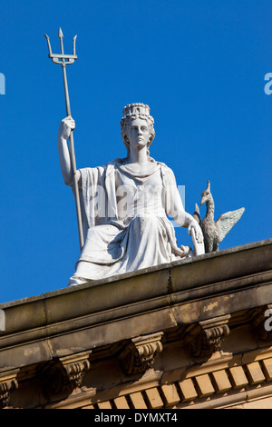 Der Geist von Liverpool weiße Marmorstatue sitzt stolz auf die Walker Art Gallery in Liverpool. Stockfoto