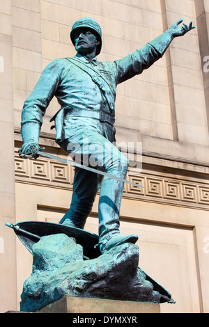 Statue von Generalmajor William Earle liegt außerhalb St. Georgs-Halle in Liverpool. Stockfoto