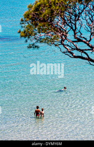 Europa, Frankreich, Var, Porquerolles. Junges Paar im Schwimmen. Stockfoto