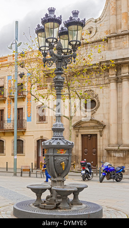 Verziert Straßenlaterne vor La Parroquia San Miguel del Porto eine katholische Kirche in Barcelona, Spanien am 25. Januar 2014 Stockfoto