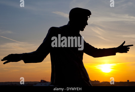 Die Silhouette einer Statue, die legendäre britische Sängerin Billy Fury befindet sich auf dem Albert Dock in Liverpool. Stockfoto