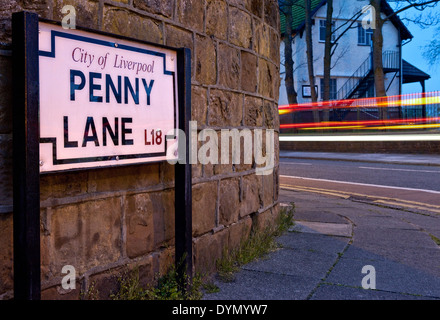 Penny Lane in Liverpool. Die Straße wurde in einem Lied von "The Beatles" verewigt. Stockfoto