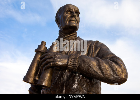 Die Statue des ehemaligen britischen Royal Navy Officer Captain Frederic John Walker befindet sich auf dem Molenkopf in Liverpool. Stockfoto