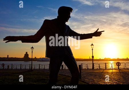 Die Silhouette einer Statue, die legendäre britische Sängerin Billy Fury befindet sich auf dem Albert Dock in Liverpool. Stockfoto