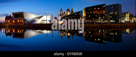 Der wunderschöne Panoramablick von der Liverpool Pier Head das Albert Dock entnommen. Stockfoto