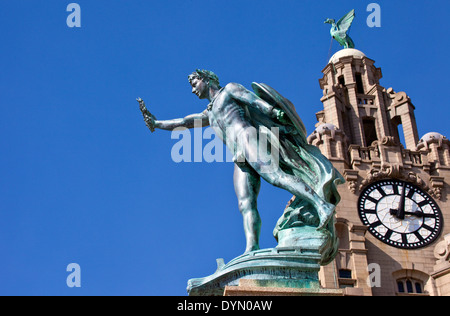 Die Cunard-Kriegerdenkmal mit der Royal Liver Building im Hintergrund. Stockfoto