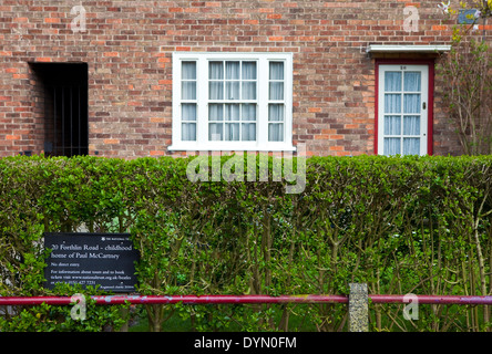 LIVERPOOL, UK - 16. April 2014: Die Kindheit Zuhause von Sir Paul McCartney (20 Forthlin Road) in Liverpool am 16. April 2014. Stockfoto