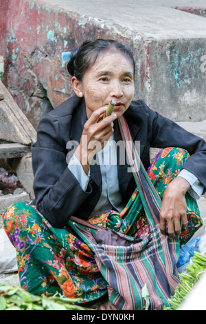 Alte Dame auf dem Markt, raucht eine Zigarre Yangon Birma Stockfoto