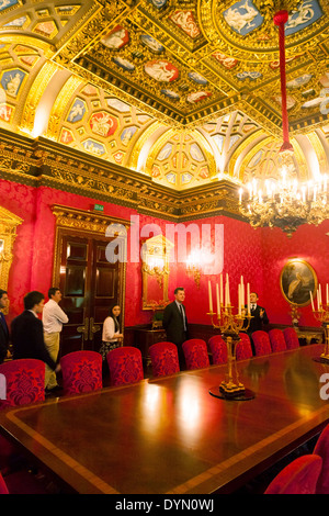 Gäste auf einer geführten Tour des Londoner Ritz Hotel, in dem William Kent Room, William Kent House, siehe Beschreibung Stockfoto