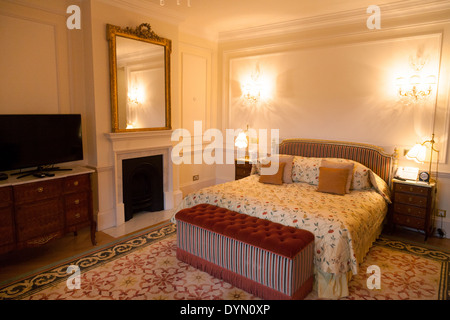 Ein Gästeschlafzimmer und Bett in einer Luxussuite, The Ritz Hotel, Piccadilly, London SW1 England UK Stockfoto