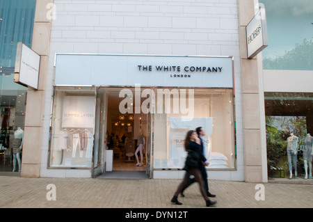 Käufer an der shopfront des Lifestyle Store The White Company in up-market Einkaufszentrum Cabot Circus in Bristol Stockfoto