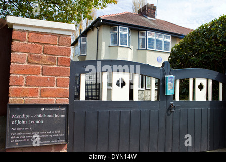 LIVERPOOL, UK - 16. April 2014: Die Kindheit Zuhause von John Lennon (251 Menlove Avenue) in Liverpool am 16. April 2014. Stockfoto