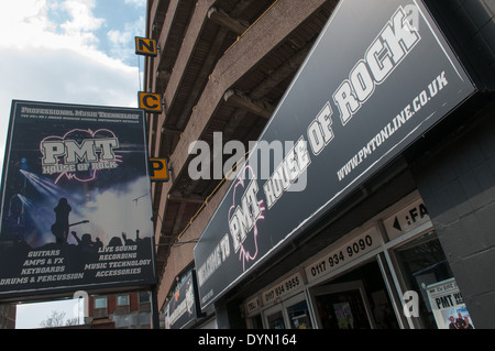 Vor der professionellen Musik Technik store PMT in Bristol, der verkauft Gitarren, Klavier, Schlagzeug Stockfoto