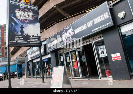 Vor der professionellen Musik Technik store PMT in Bristol, der verkauft Gitarren, Klavier, Schlagzeug Stockfoto