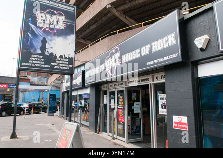 Vor der professionellen Musik Technik store PMT in Bristol, der verkauft Gitarren, Klavier, Schlagzeug Stockfoto