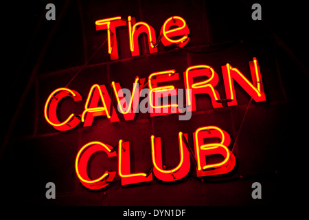 Die Leuchtreklame für den historischen Cavern Club in Liverpool. Einer der Orte in denen "The Beatles" ihre Karriere begonnen. Stockfoto