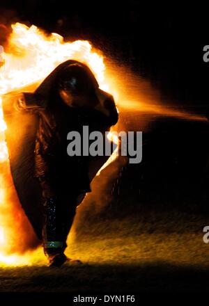 Epsom, England. 22. April 2014. "Die menschliche Fackel" ruft auf der Extreme Stunt Show am Haken Road Arena in Epsom ausgelöscht. Bildnachweis: Paul McCabe/Alamy Live-Nachrichten Stockfoto