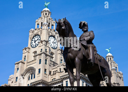 Das King Edward VII Denkmal mit dem Leber-Gebäude im Hintergrund. Liverpool, England. Stockfoto