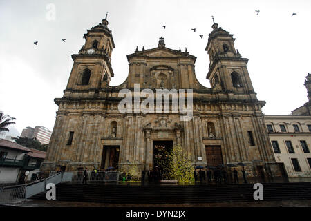 Bogota, Kolumbien. 22. April 2014. Bewohner spielen mit Scherenschnitte von Schmetterlingen vor der primären Kathedrale während die Huldigung des spätlateinischen amerikanischen Schriftstellers Gabriel Garcia Marquez in Bogota, Kolumbien, am 22. April 2014. © Jhon Paz/Xinhua/Alamy Live-Nachrichten Stockfoto