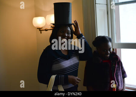 22. April 2014 - Washington, District Of Columbia, USA - A Familie spielt mit einer Abe Lincoln Hut, am Ende der eine Einbürgerung Zeremonie waren Kinder aus 17 Ländern erhielten ihre Zertifikate im Rahmen einer US-Staatsbürgerschaft Zeremonie Präsident Lincolns Cottage in Washington, DC, wo Lincoln die Emanzipations-Proklamation verfasst haben soll. Kinder, Alter 7 bis 15, stammen aus der Dominikanischen Republik, Ägypten, El Salvador, Äthiopien, Guatemala, Guyana, Indien, Italien, Japan, Mexiko, Moldawien, Nepal, Pakistan, Peru, Saudi-Arabien, Südkorea und Syrien. Sie alle erhalten ihre certific Stockfoto