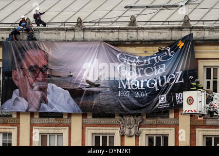 Bogota, Kolumbien. 22. April 2014. Arbeiter platzieren Sie ein Bild von dem spätlateinischen amerikanischen Schriftsteller Gabriel Garcia Marquez während seine Hommage an die Bolivar-Platz in Bogota, Kolumbien, am 22. April 2014. © Jhon Paz/Xinhua/Alamy Live-Nachrichten Stockfoto