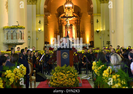 Bogota. 22. April 2014. Abbildung Colombian President Juan Manuel Santos (C) bei einer Rede während der Ehrerbietung spätlateinischen amerikanischen Schriftstellers Gabriel Garcia Marquez auf der Bolivar-Platz in Bogota, Kolumbien, am 22. April 2014 von Kolumbiens Präsidentschaft zur Verfügung gestellt. © Xinhua/Alamy Live-Nachrichten Stockfoto