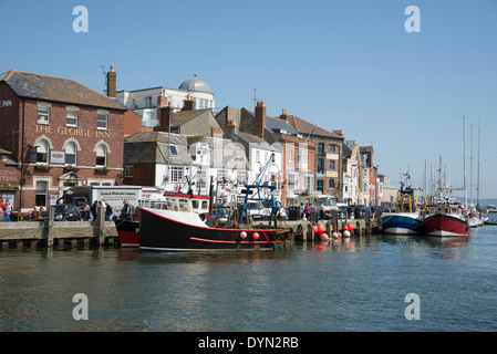 Hafen mit Fischerbooten auf dem Kai bei Weymouth Dorset England UK Stockfoto