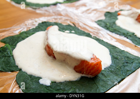 Lachs in Spinat gewickelt Stockfoto