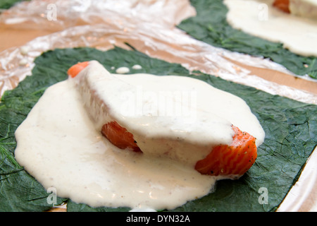 Lachs in Spinat gewickelt Stockfoto