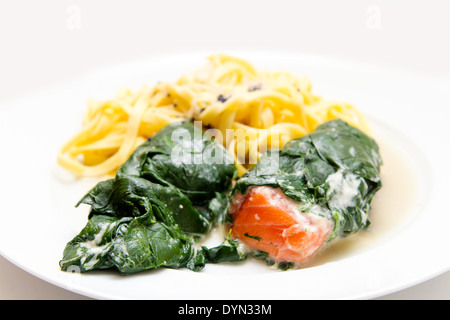 Lachs in Spinat gewickelt Stockfoto