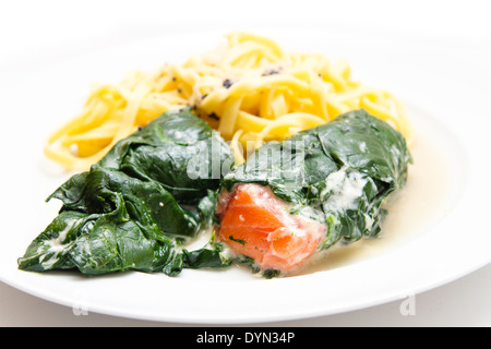 Lachs in Spinat gewickelt Stockfoto