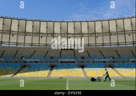 Ein Platzwart bereitet die Tonhöhe im Maracana-Stadion in Rio De Janeiro, Brasilien, Inszenierung der Fußball FIFA World Cup-Finale 2014. Stockfoto