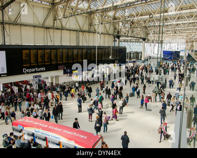 Das Zusammentreffen der London Waterloo Bahnhof Stockfoto