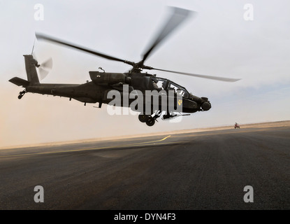 US Armee AH-64 Apache Angriff Hubschrauber hebt ab in die Wüste zum Jahresbeginn eine Praxis Luftangriff während Übung Freundschaft 12. April 2014 in der Nähe von Tabuk, Saudi-Arabien. Stockfoto
