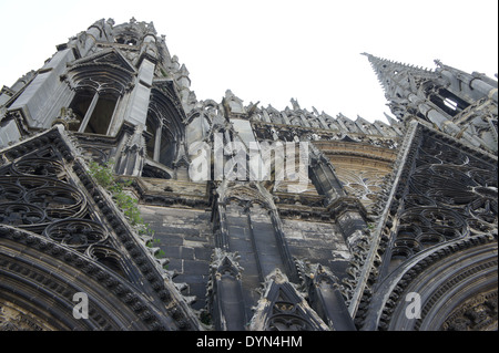 Vor Fassade von Saint-Ouen Abtei Kloster ("dieAbbatiale Saint-Ouen') in Rouen, Frankreich Normandie von unten geschossen Stockfoto