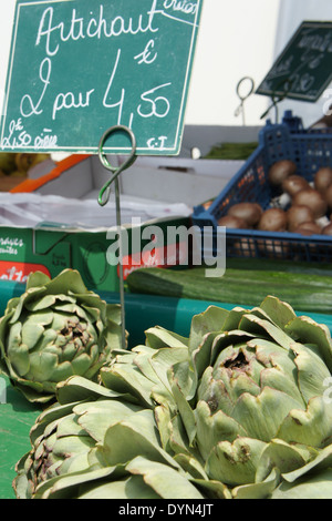 frische Artischocken und Pilze zum Verkauf an einen französischen Lebensmittelmarkt in Paris Stockfoto