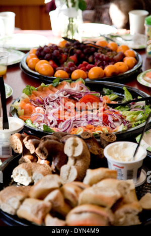 Brunch-Lebensmittel auf Tabletts gesorgt Stockfoto