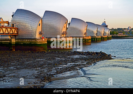 River Thames Sperrwerks bei Ebbe, wie aus dem nördlichen Ufer in Silvertown, London, England, Vereinigtes Königreich Stockfoto