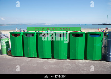 Green recycling-Punkt Behälter direkt am Meer in Weymouth Dorset England UK Stockfoto