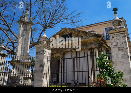 Vorderseite des El Templete neoklassischen Greco-römische Tempel Denkmal zur Gründung von Havanna mit Jungfrau des Pilar Ananas-Spalte Stockfoto