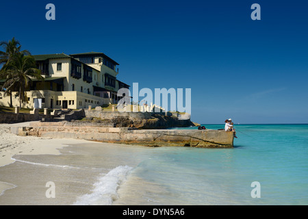 Familie Angeln vom Dock im türkisfarbenen Wasser des Ozeans von Varadero Kuba "zanadu Villa Dupont Estate Stockfoto