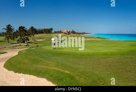 Golfspieler, die das Grün des 18-Loch des Varadero Golf Club Kuba mit karibischen Ozean Stockfoto