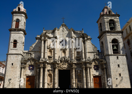 Vorderseite der Havanna Jungfrau Maria der Unbefleckten Empfängnis römisch-katholische Kathedrale mit Uhr und Glocke Türmen vor blauem Himmel Kuba Stockfoto