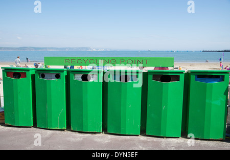 Green recycling-Punkt Behälter direkt am Meer in Weymouth Dorset England UK Stockfoto