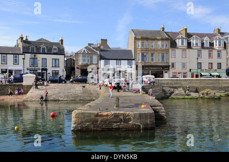 Millport Hafen und der Hauptstraße Stockfoto