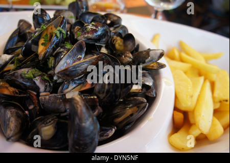 Moules Frites in einem Restaurant in Honfleur, Frankreich Stockfoto