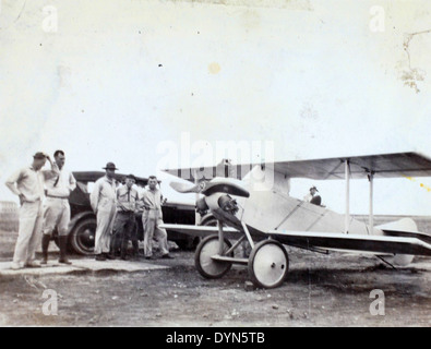 Dieses Bild zeigt die „Spirit of St. Louis“-Replik, ein ikonisches Flugzeug, das mit Charles Lindberghs transatlantischem Solo-Flug assoziiert ist. Erbaut von Donald Douglas, markiert es einen wichtigen Meilenstein in der Luftfahrtgeschichte und wird auch heute noch als eine große Leistung im frühen Flugreisen gefeiert. Stockfoto