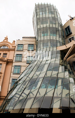 Das Tanzende Haus oder Fred und Ginger das Nationale-Nederlanden Gebäude in Prag, Tschechische Republik Stockfoto