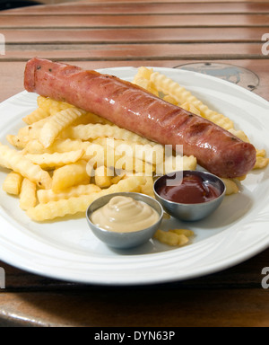 authentische Kielbasa polnische Wurst mit Pommes frites als Photogprahed vor Ort in Warschau Polen Europa Stockfoto