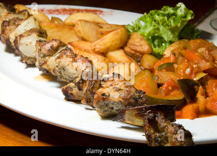 Polnische Schaschlik Schaschlik mit Ajapsandali polnischen Gemüsemix mit Bratkartoffeln vor Ort in Krakau Polen Europa Stockfoto